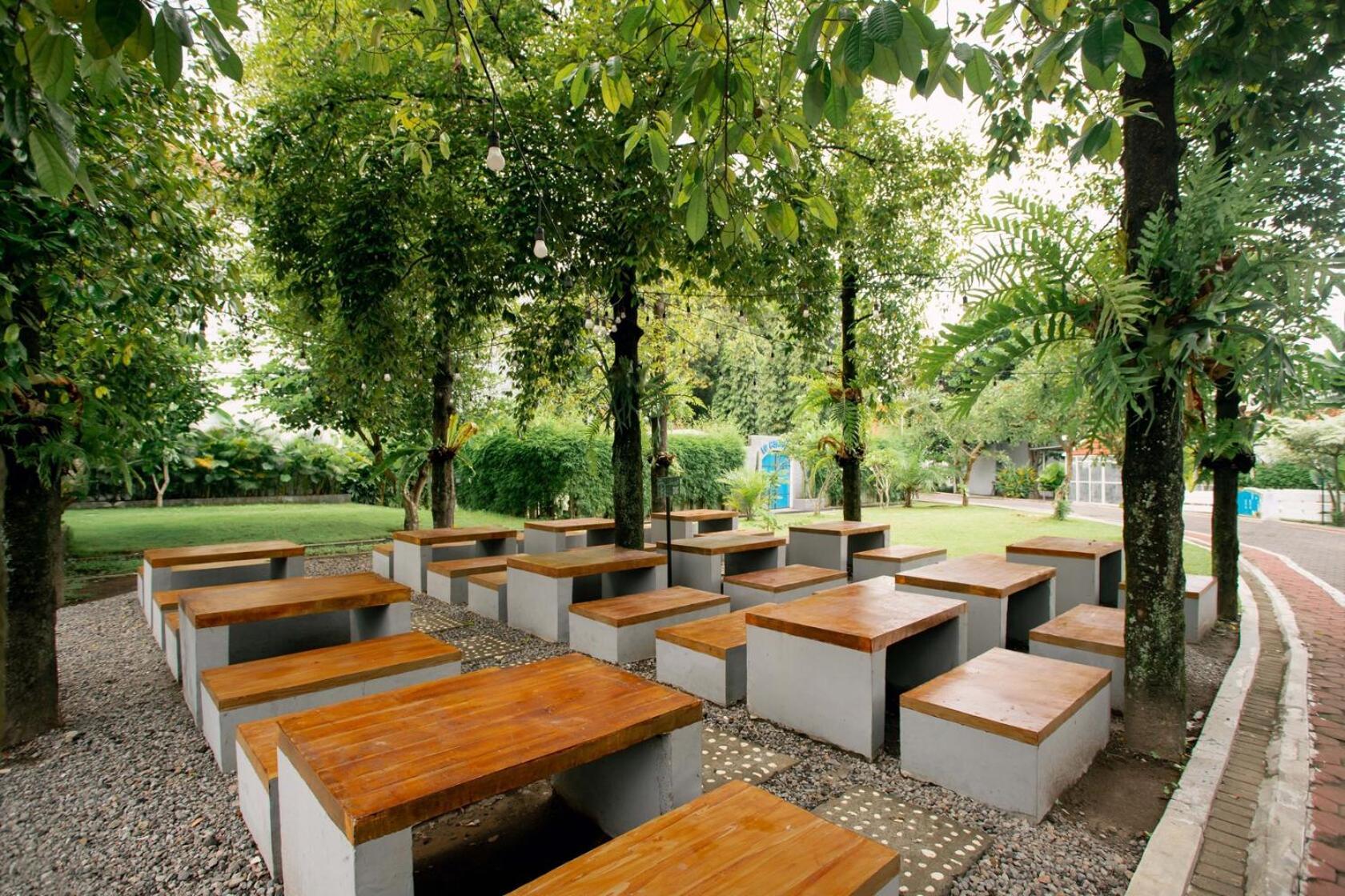 Lpp Garden Hotel Maguwo Exterior photo